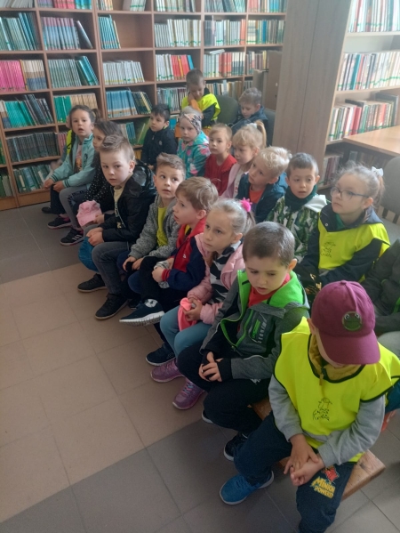 Przedszkolacy w bibliotece