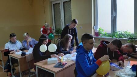 Elektryzowanie ciał na lekcji fizyki