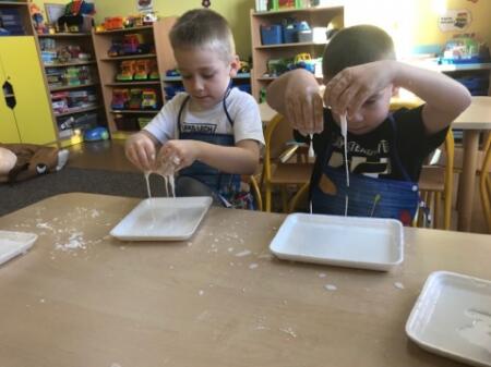 Zabawy sensoryczne - śnieg